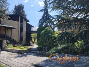 DVE KUCE NA JEDNOM PLACU